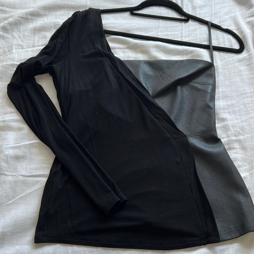 BCBGMaxazria black 1 sleeved top